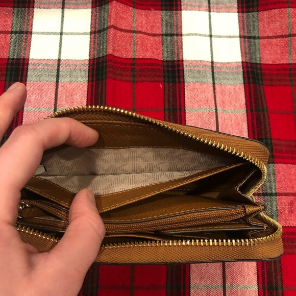 Women’s brown Michael Kors wristlet / wallet. - Picture 8 of 14